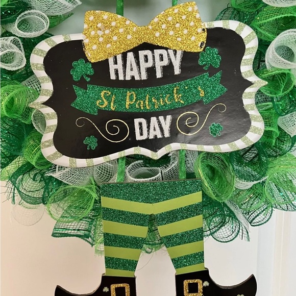St. Patrick’s Day Green & White Decorative Mesh Wreath with glittery decor piece - Picture 6 of 10